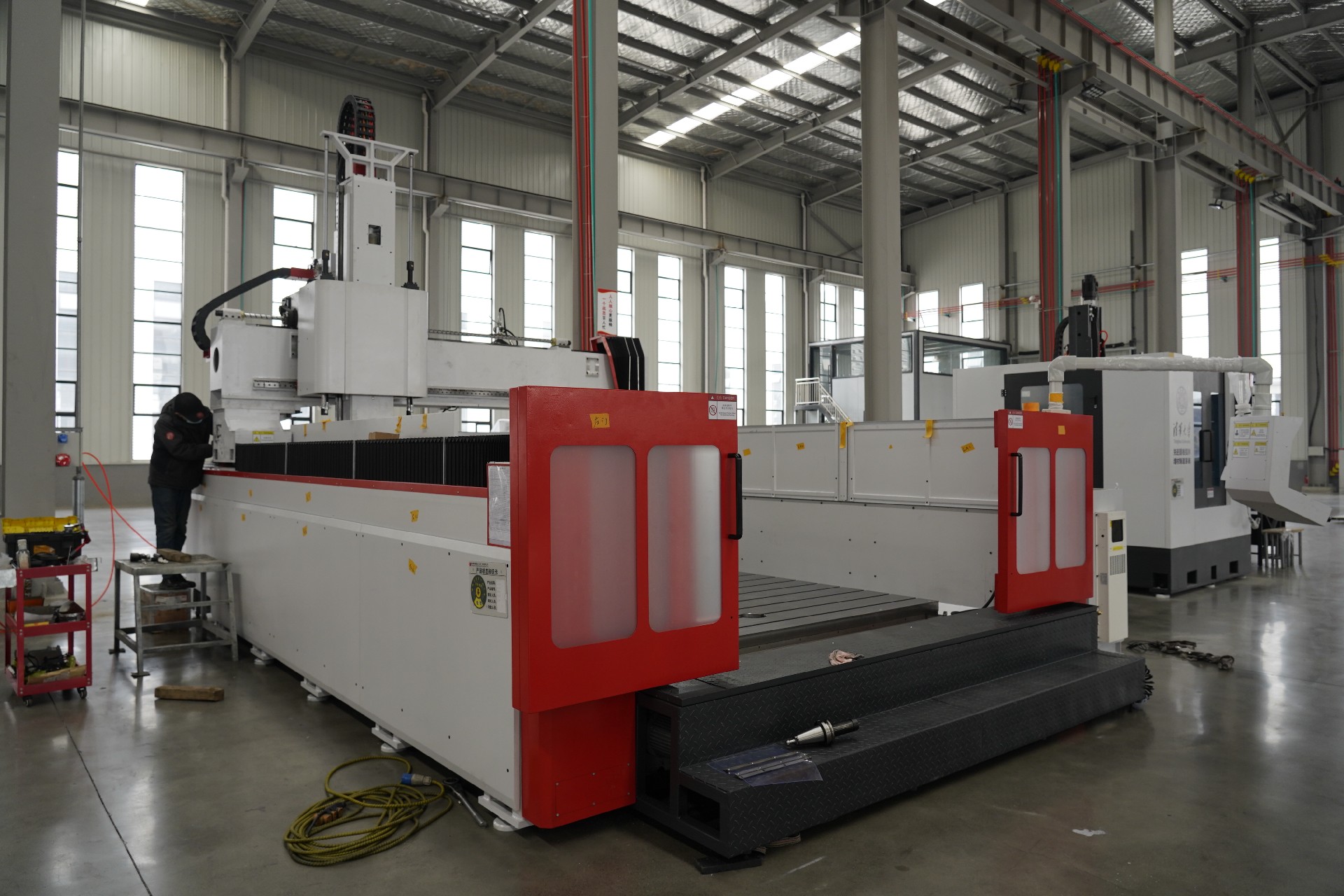 SM4025三轴铝模加工中心左前视图.JPG