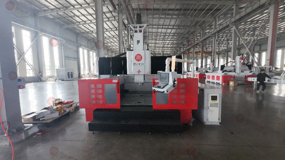 SM2020三轴铝模加工中心_设备外观_正面中景_白天__实拍__横屏__TP07508.JPG