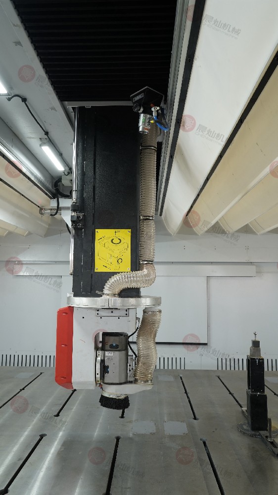 FC5030全封闭式高速五轴龙门加工中心_五轴头_侧面特写_白天__实拍__竖屏__TP05828.JPG